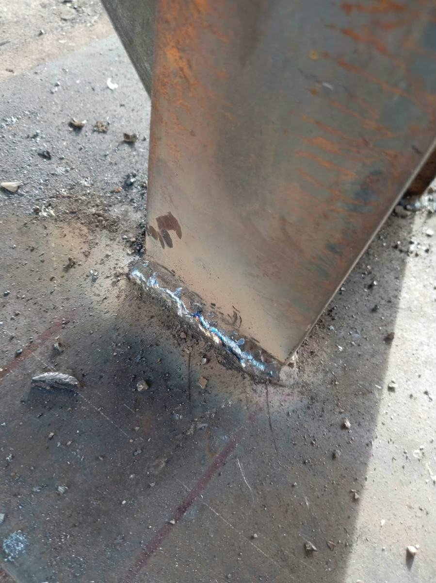 Cordón de soldadura en la base de una columna metálica sobre platina