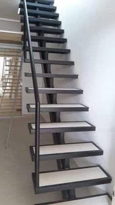 Escalera metálica con baranda y peldaños