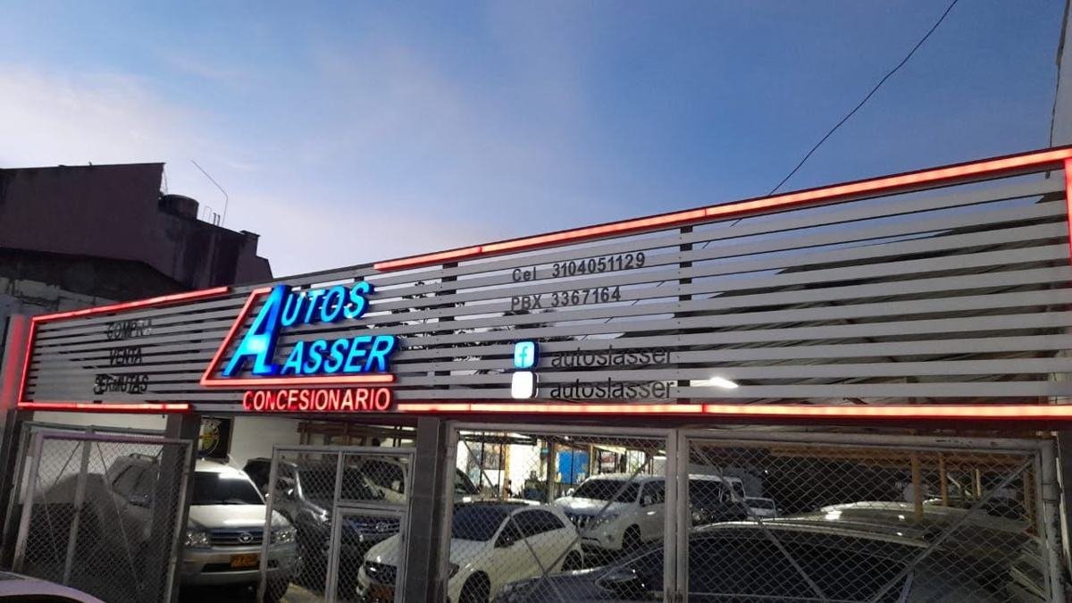 Estructura metálica para aviso luminoso y fachada de concesionario