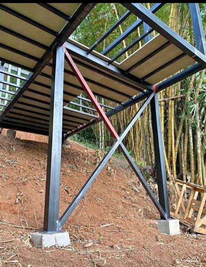 Estructura metálica con columnas y arriostramientos para terraza elevada