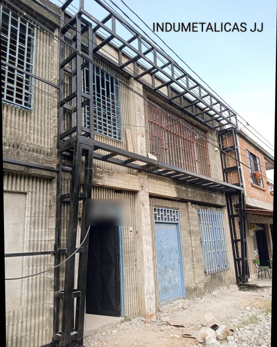 Estructura metálica y rejas en fachada de edificio