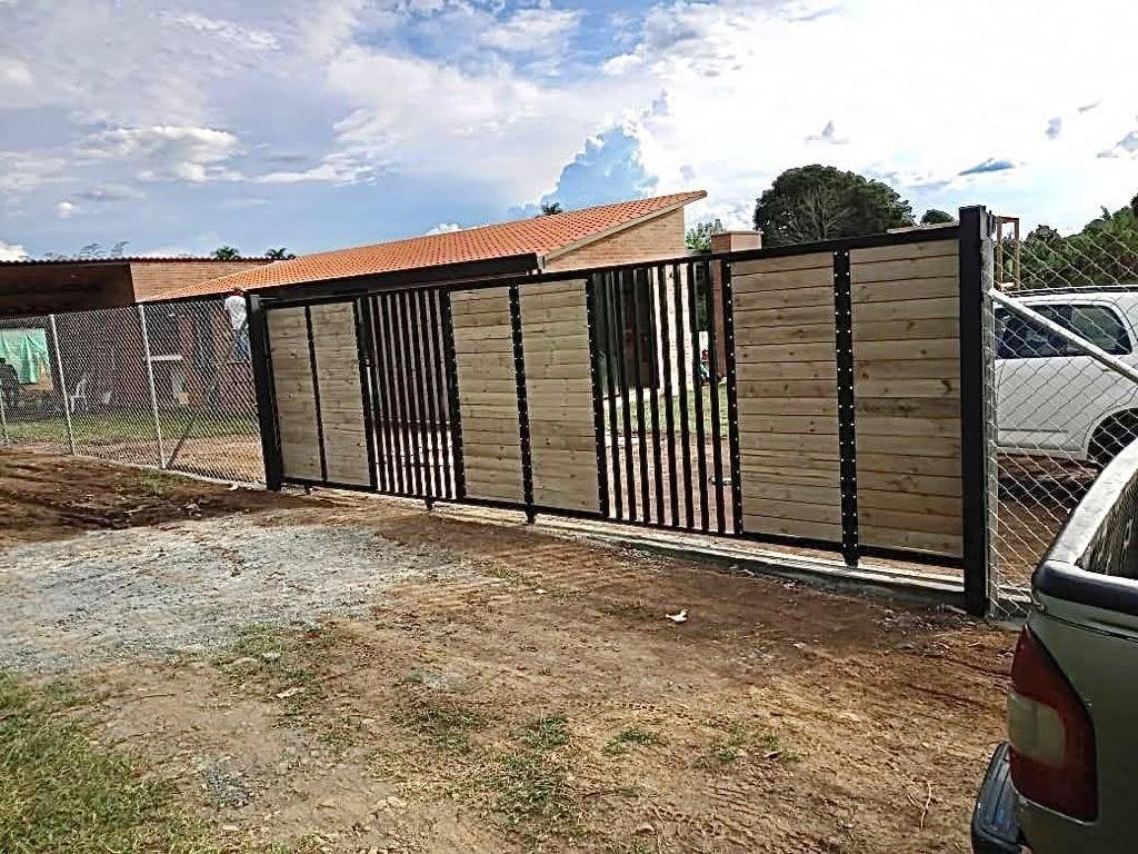 Portón corredizo de estructura metálica con listones de madera