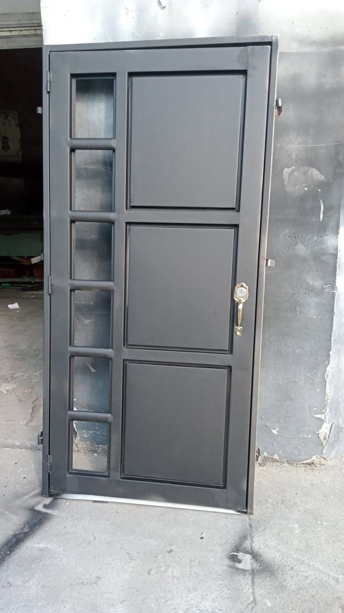 Puerta metálica de seguridad con paneles y franja de vidrio