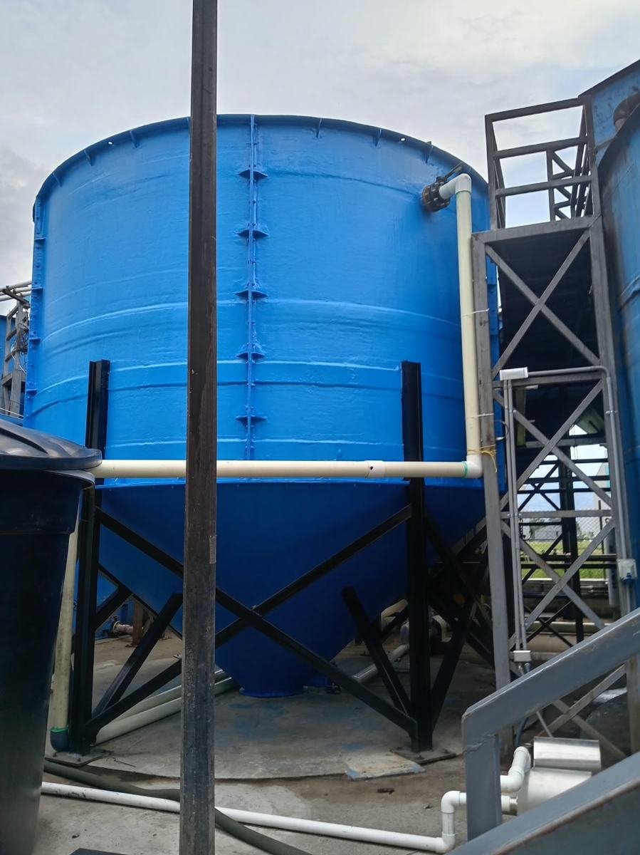 Tanque en fibra de vidrio pintado de azul sobre estructura metálica