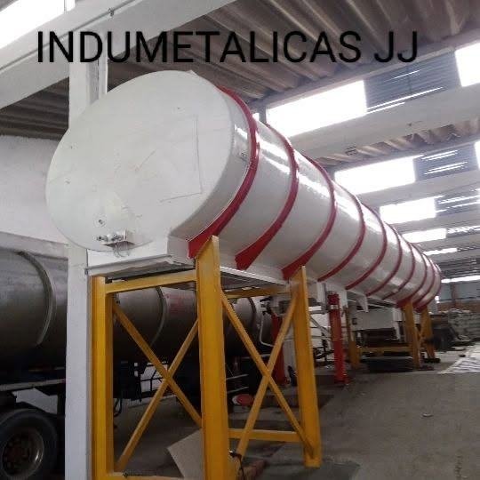 Tanque horizontal sobre soportes de acero estructural